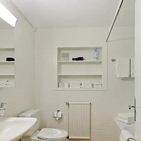 Sleeps 4 Wifi Apartment